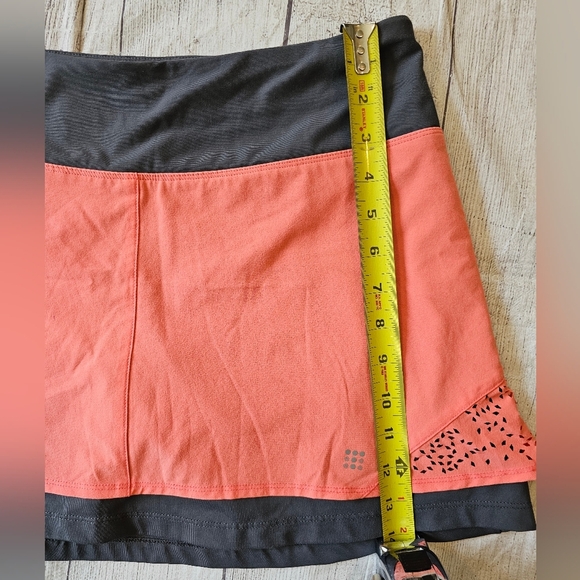 Title Nine Size Small Coral Gray Skort Lasercut Detail Back Zip Pocket - Picture 10 of 10